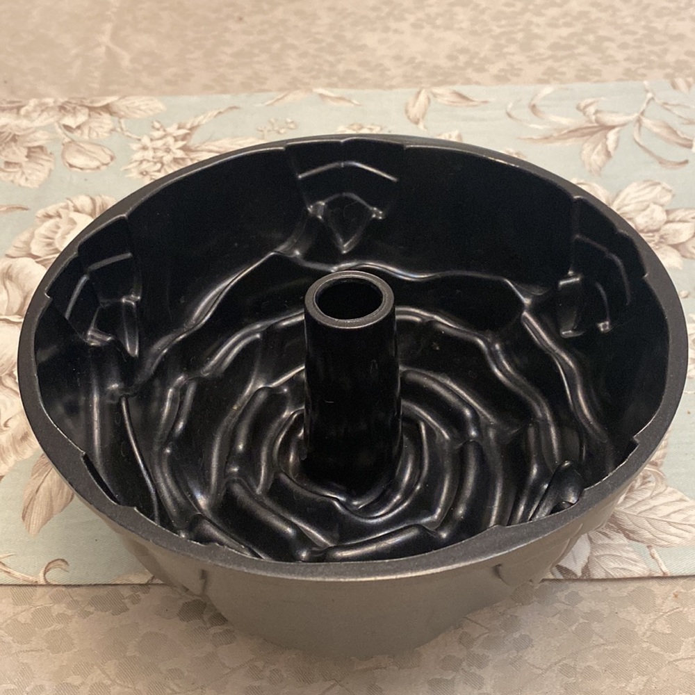 Nordic Ware Platinum Collection 10 cup Rose Bundt Pan Heavy Cast Aluminum - Picture 3 of 6